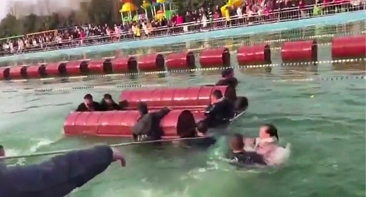 #Video Se hunden más de 10 turistas en atracción acuática en China