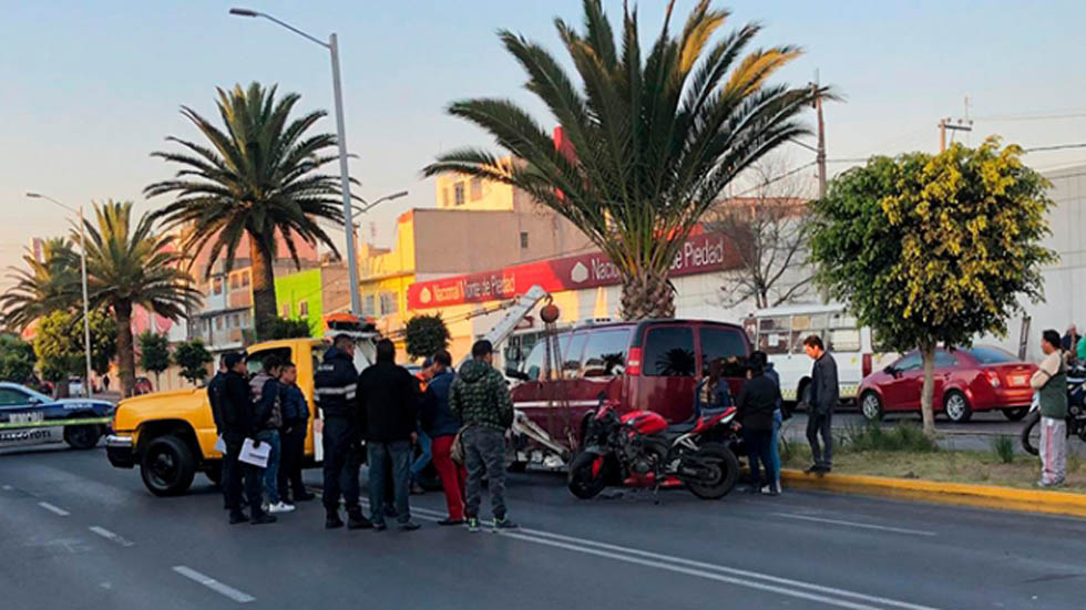Mujeres mueren al chocar contra camioneta en Neza