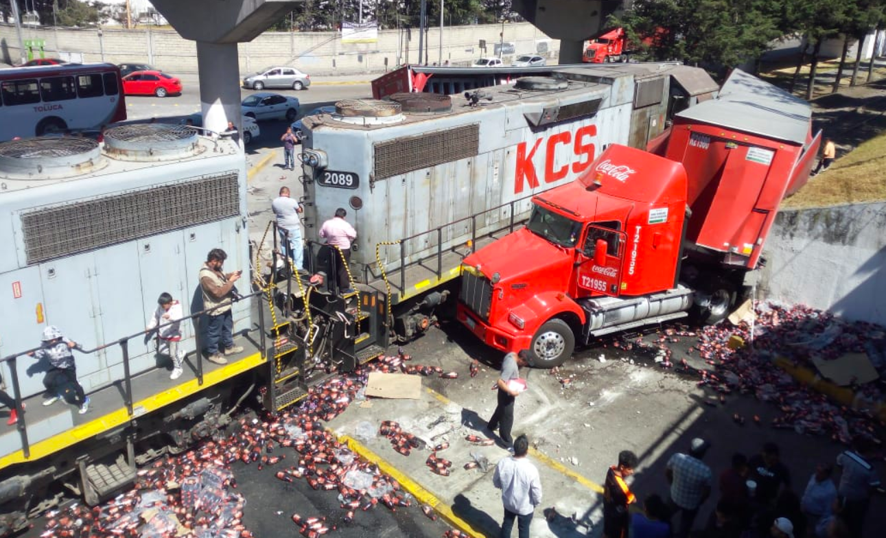 Tren se impacta contra camión de refrescos en Toluca Tren se impacta contra camión de refrescos en Toluca