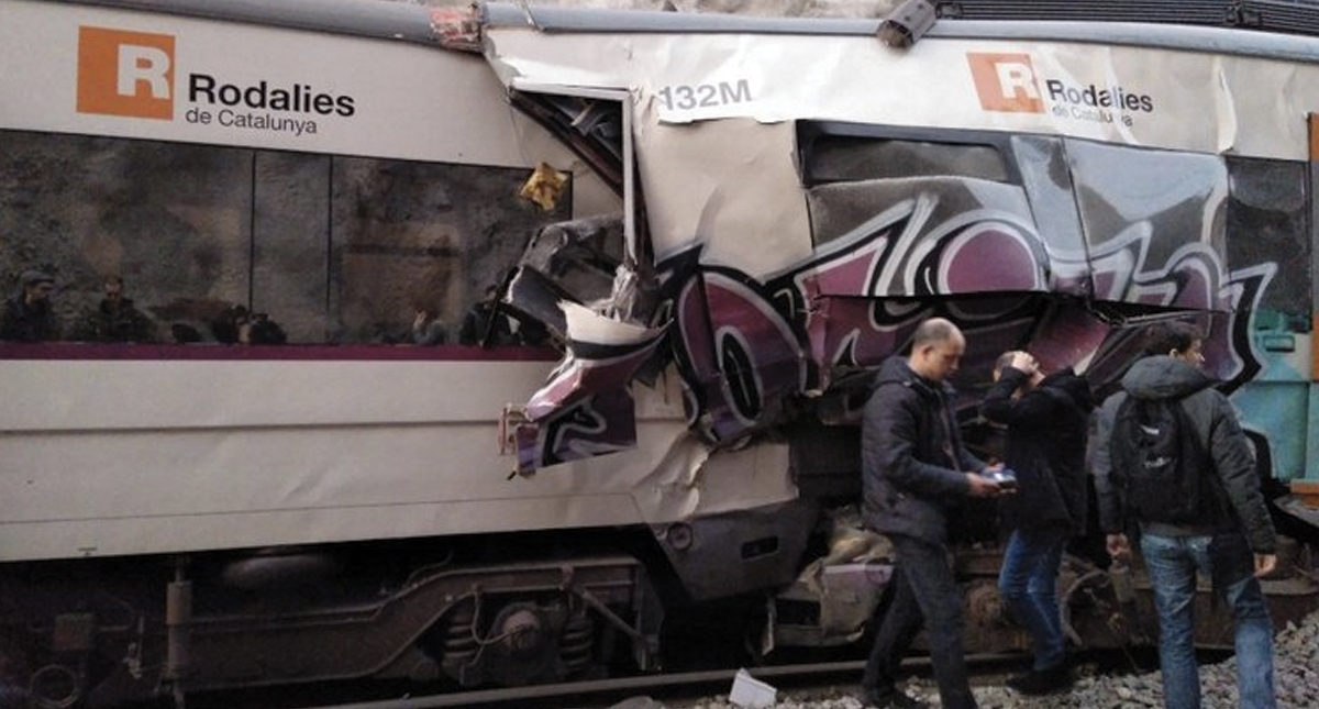 Al menos un muerto y 95 heridos por accidente de trenes en Barcelona