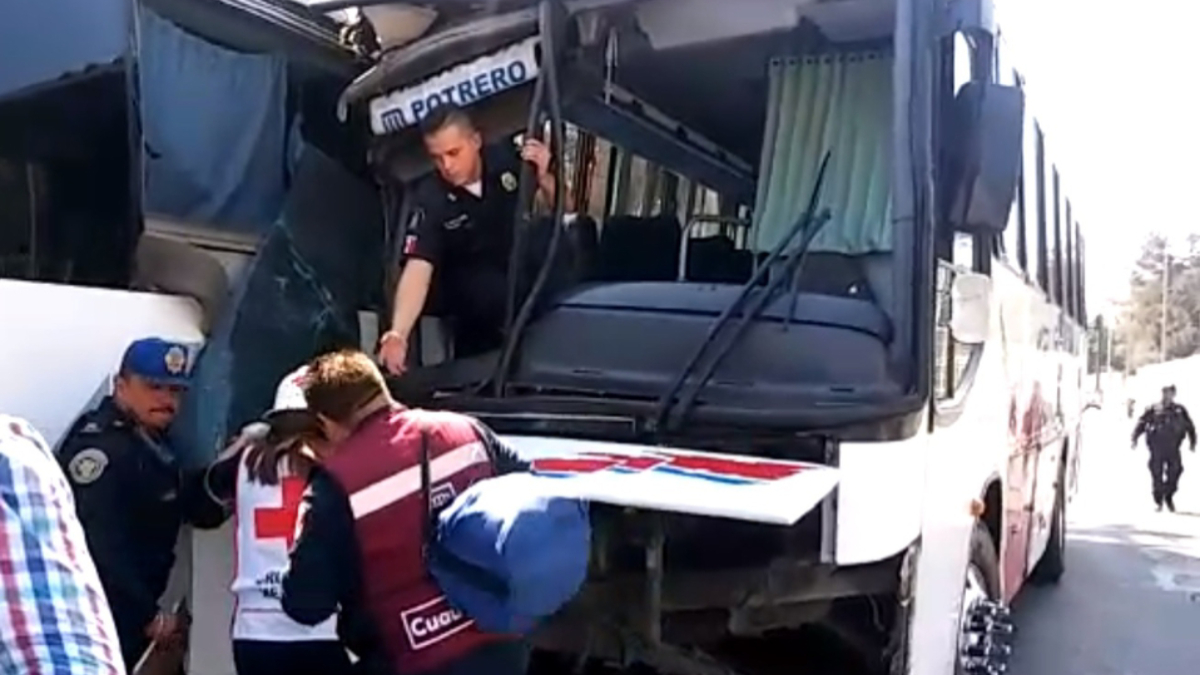 Joven pierde su brazo en choque de camiones en Insurgentes Norte