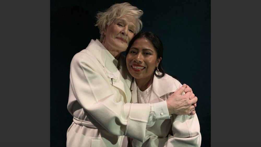 Glenn Close sube foto con Yalitza Aparicio