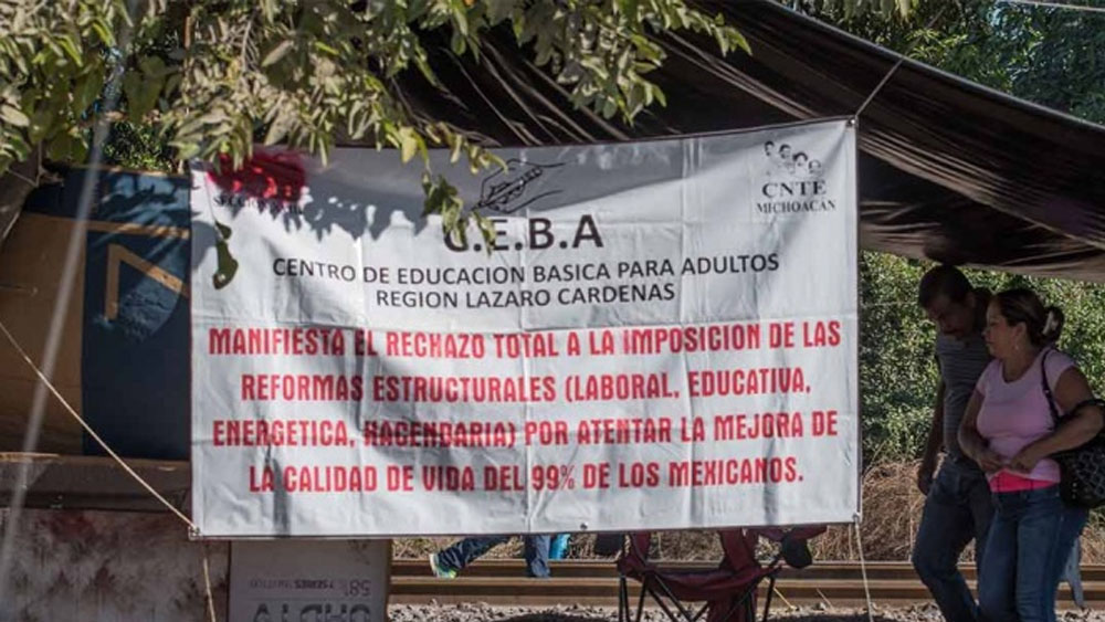 Maestros retoman bloqueo de vías férreas en Pátzcuaro