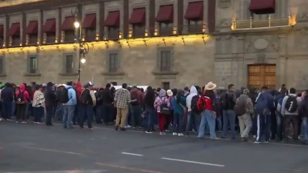 Integrantes de la CNTE protestan en Palacio Nacional
