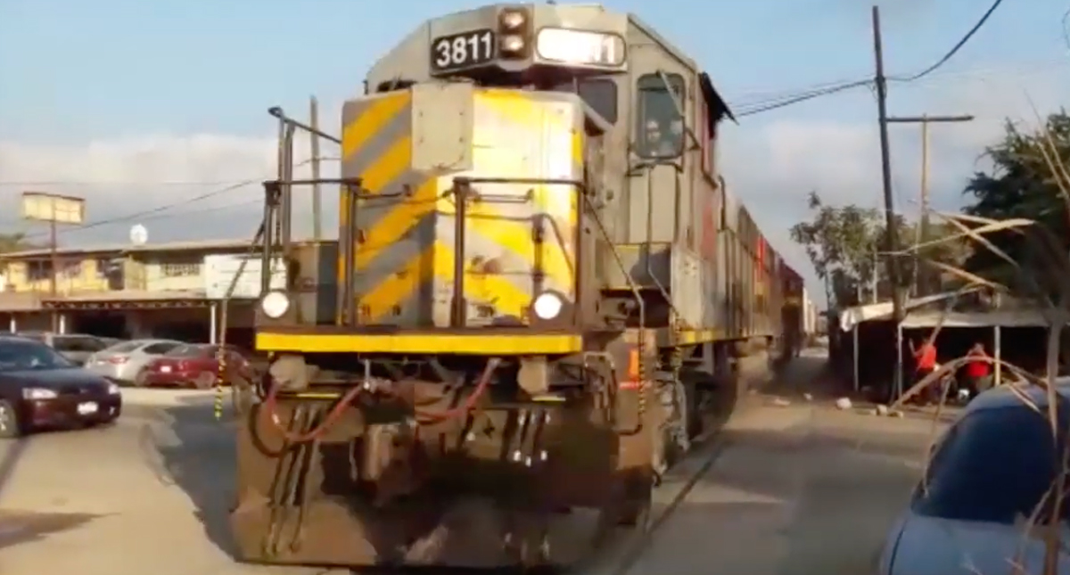 Partió de Lázaro Cárdenas tren con 200 contenedores tras bloqueos