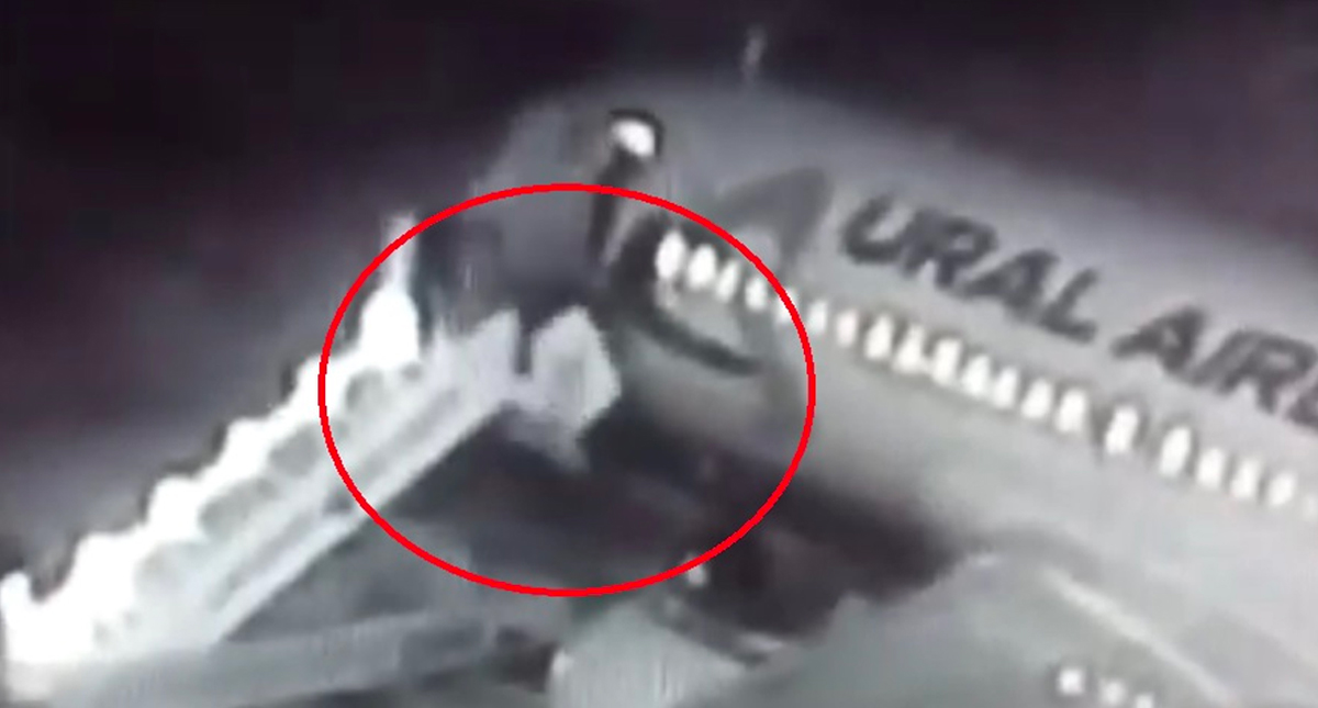 #Video Caen pasajeros de avión tras colapsar las escaleras móviles