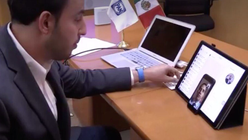 Marko Cortés platica con Juan Guidó