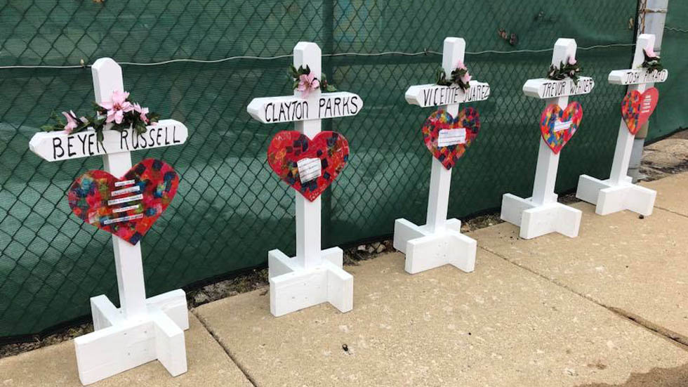 Víctima de tiroteo en Illinois era mexicano - cruces-con-los-nombres-de-las-cinco-victimas-afuera-de-la-empresa-henry-pratt-donde-ocurrio-el-tiroteo