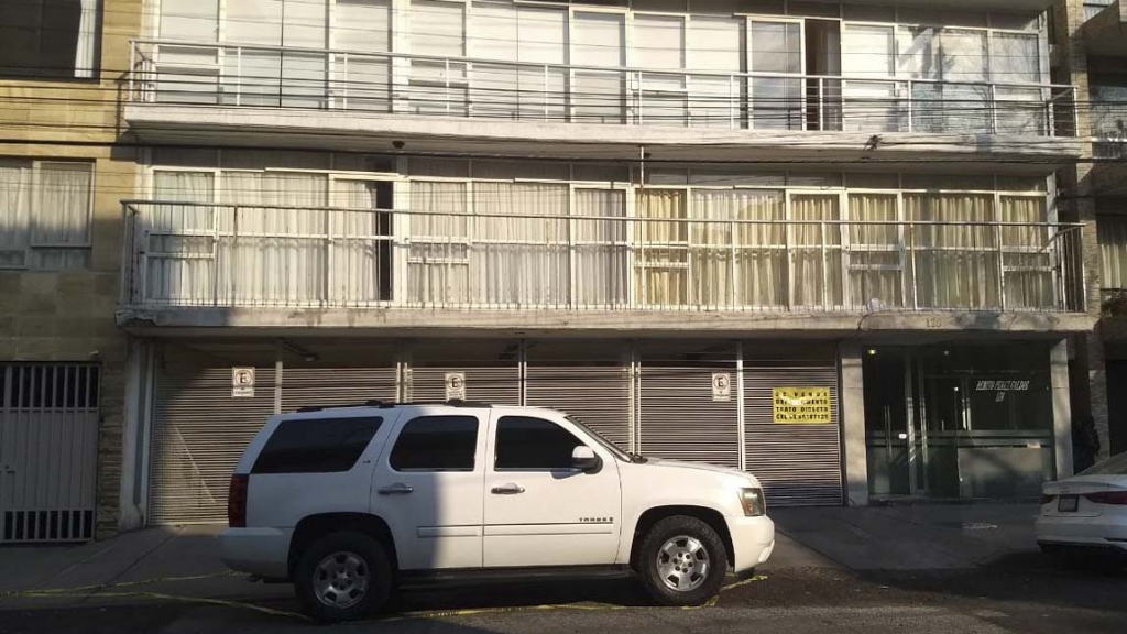 Heridos de bala llegan en su camioneta a la Cruz Roja en Polanco