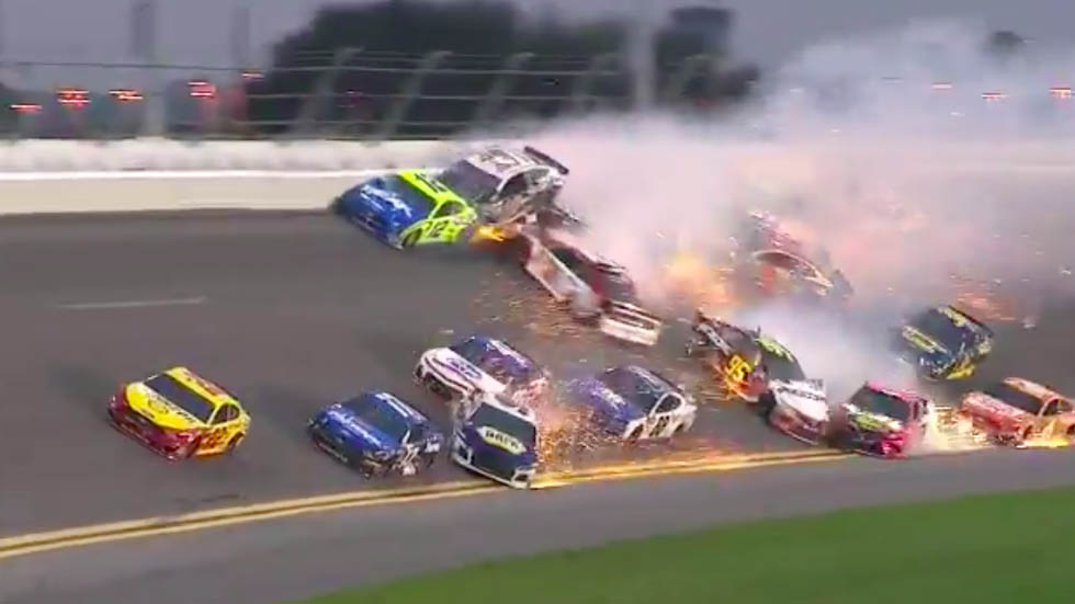 #Video Espectacular carambola en la Daytona 500 de NASCAR