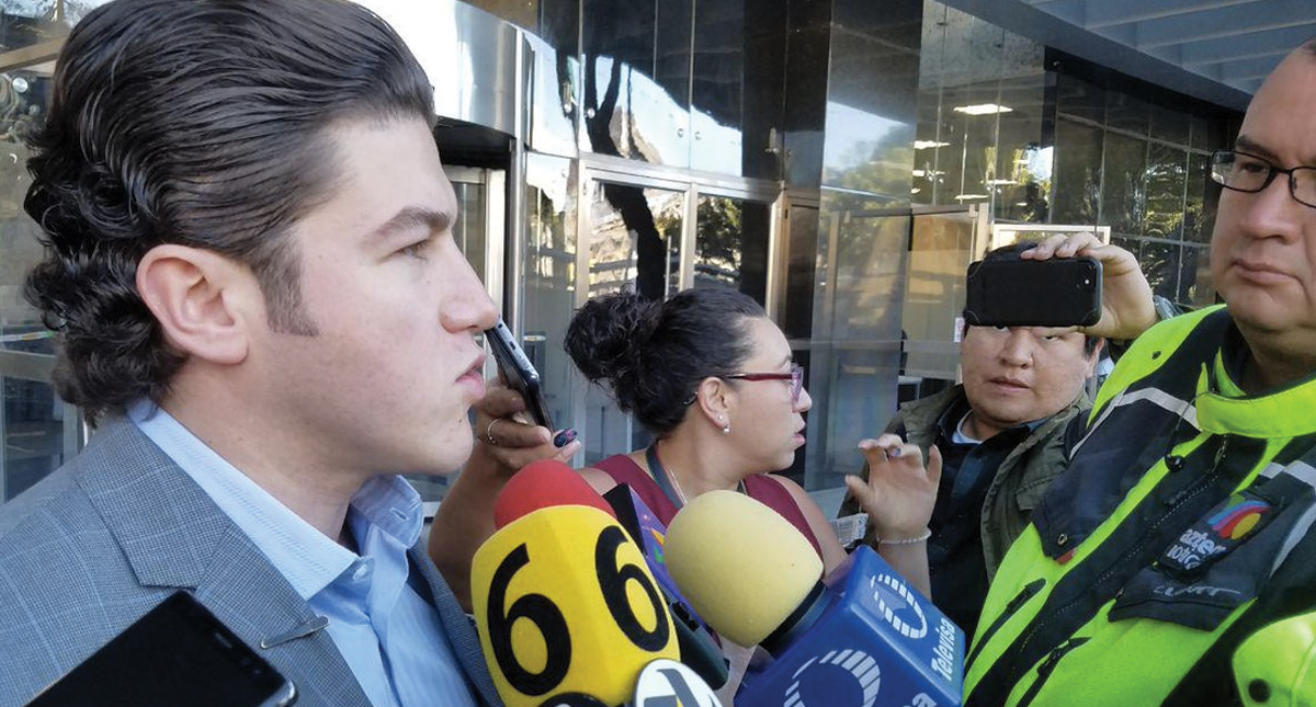 Senadores denuncian en FGR a Romero Deschamps por robo de combustible