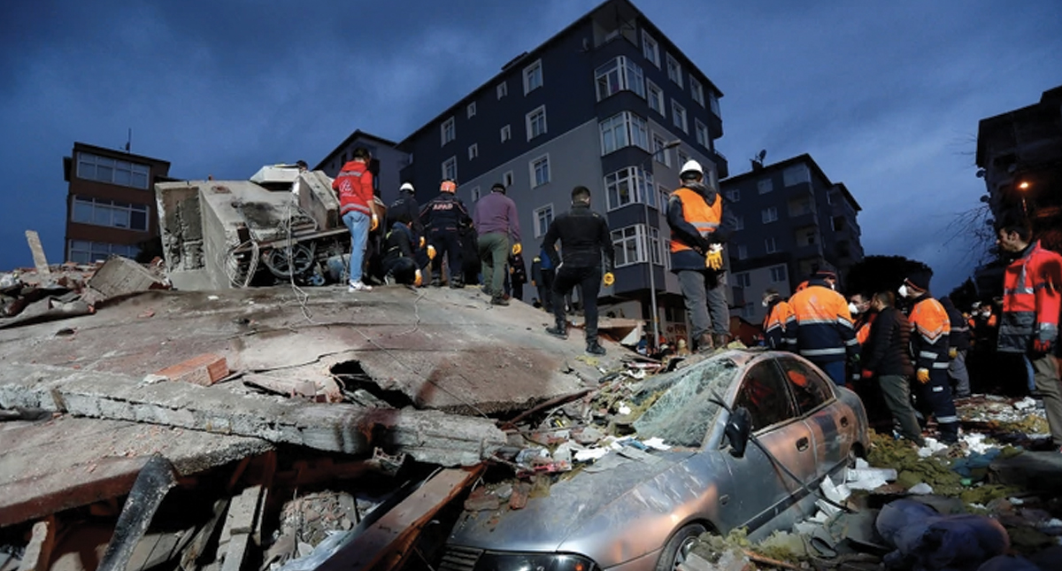 Al menos un muerto por colapso de edificio en Estambul