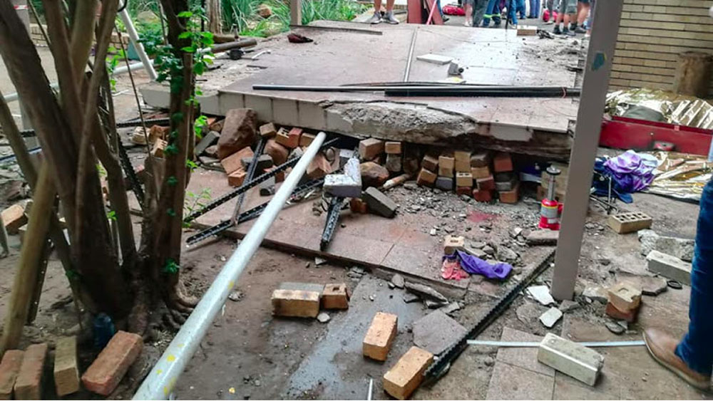 Mueren al menos tres adolescentes tras derrumbe en colegio de Sudáfrica