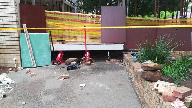 Mueren al menos tres adolescentes tras derrumbe en colegio de Sudáfrica - derrumbe-escuela-sudafrica1