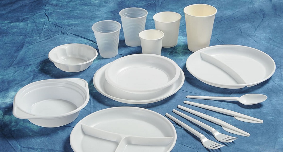 Japón veta popotes y cubiertos de plásticos en cafeterías