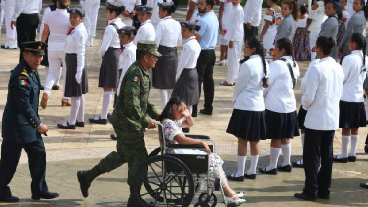 #Video Se desmayan niñas durante evento del Día de la Bandera de AMLO