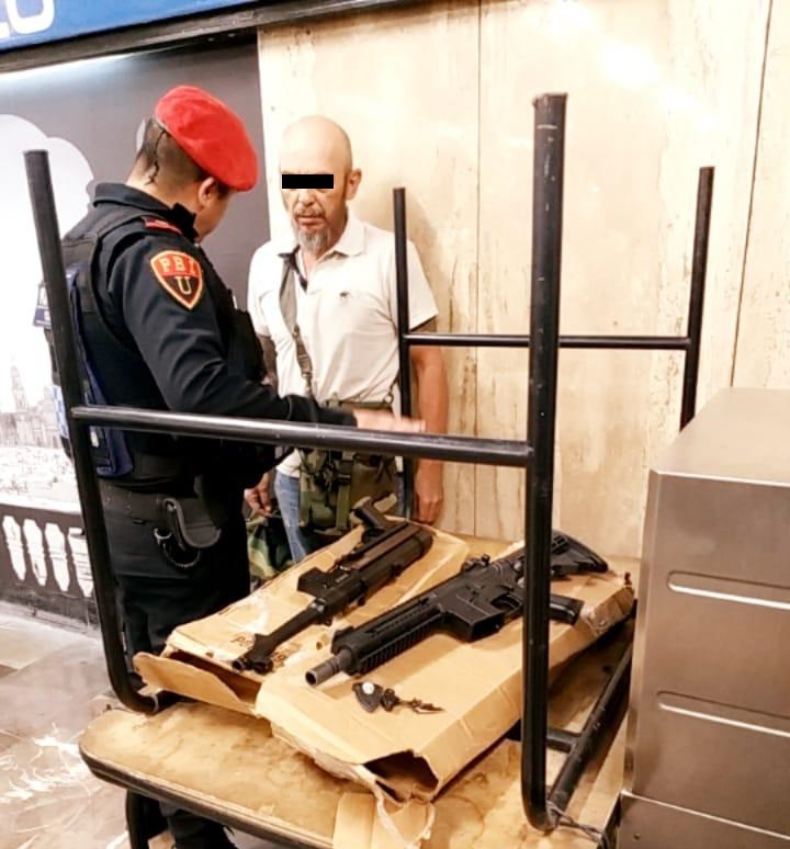 Detienen a usuario del Metro con réplicas de armas largas - detenido-en-metro-zocalo-l2