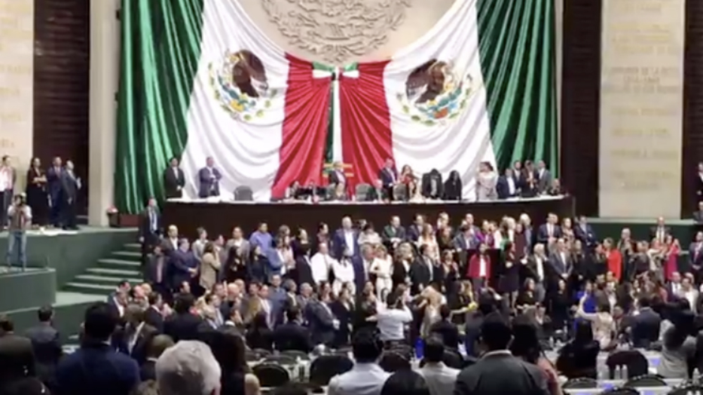 Diputados de oposición toman tribuna de San Lázaro