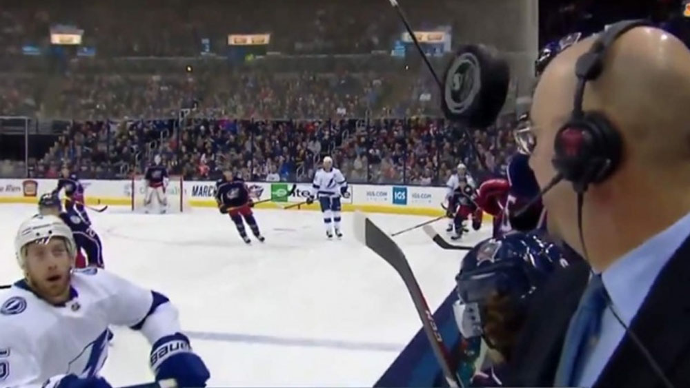 #Video Comentarista se salva de ser golpeado por disco de hockey