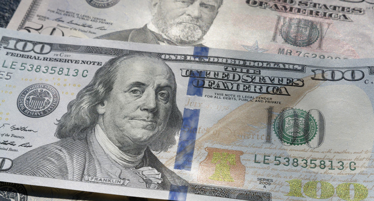 Dólar se vende en 19.56 pesos, cuatro centavos más que ayer