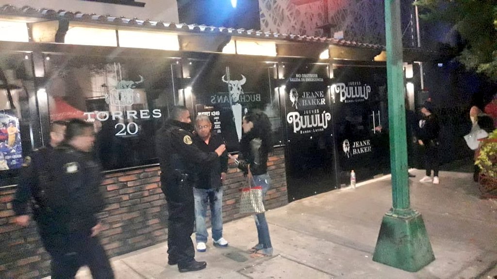 Empleados de bar balean a clientes en la Nápoles Empleados de bar balean a clientes en la Nápoles