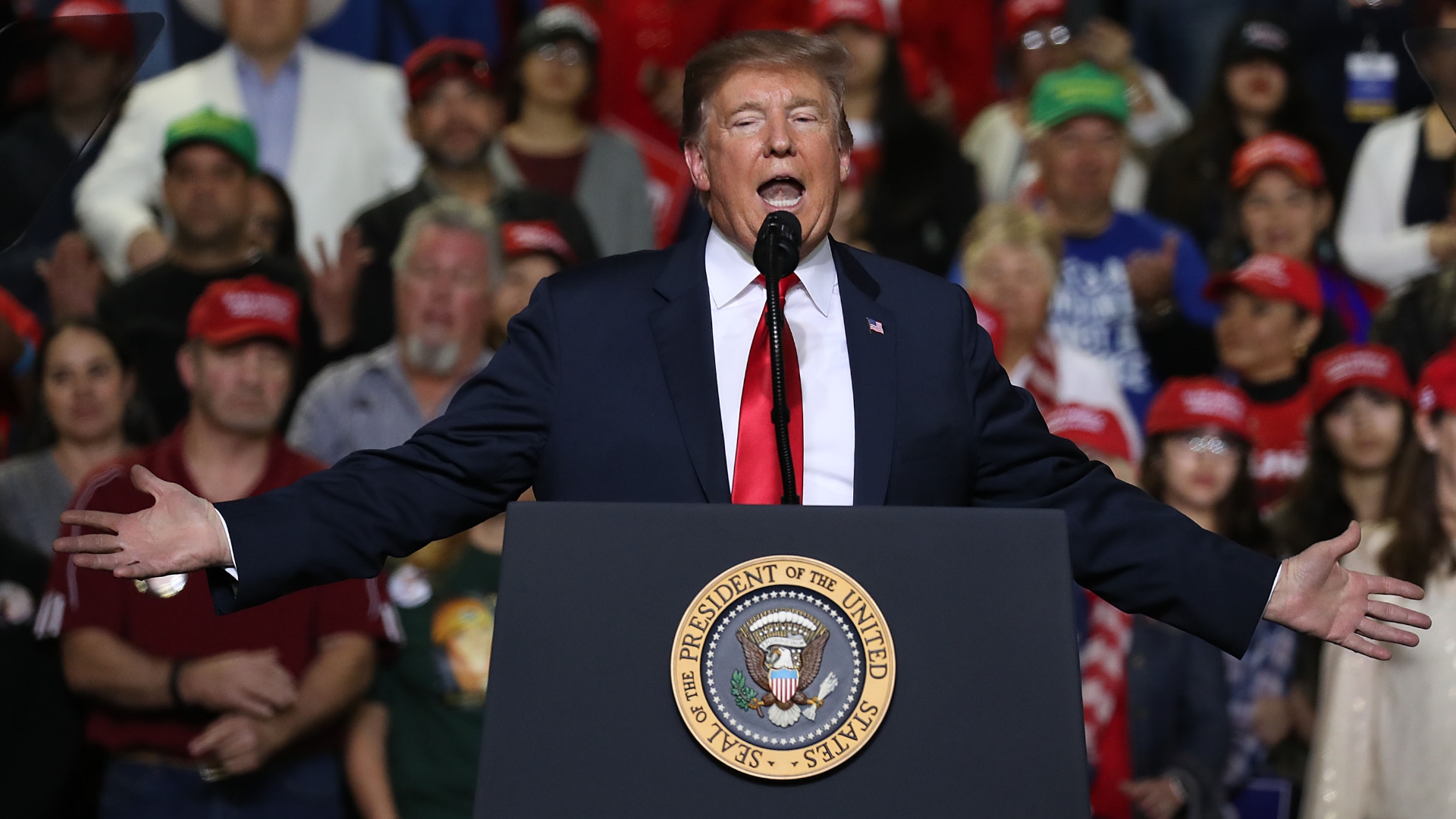 Donald Trump insiste en construcción del muro