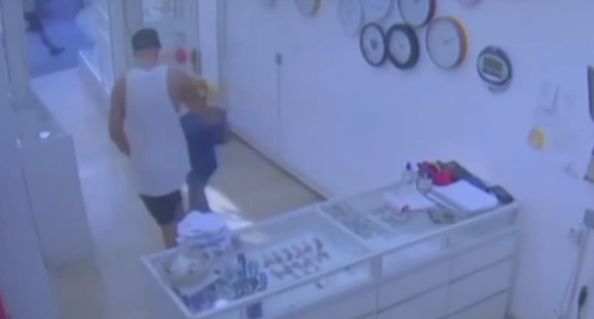 #Video Niño intenta asaltar en joyería con pistola falsa - dueno-de-joyeria-sacando-al-nino