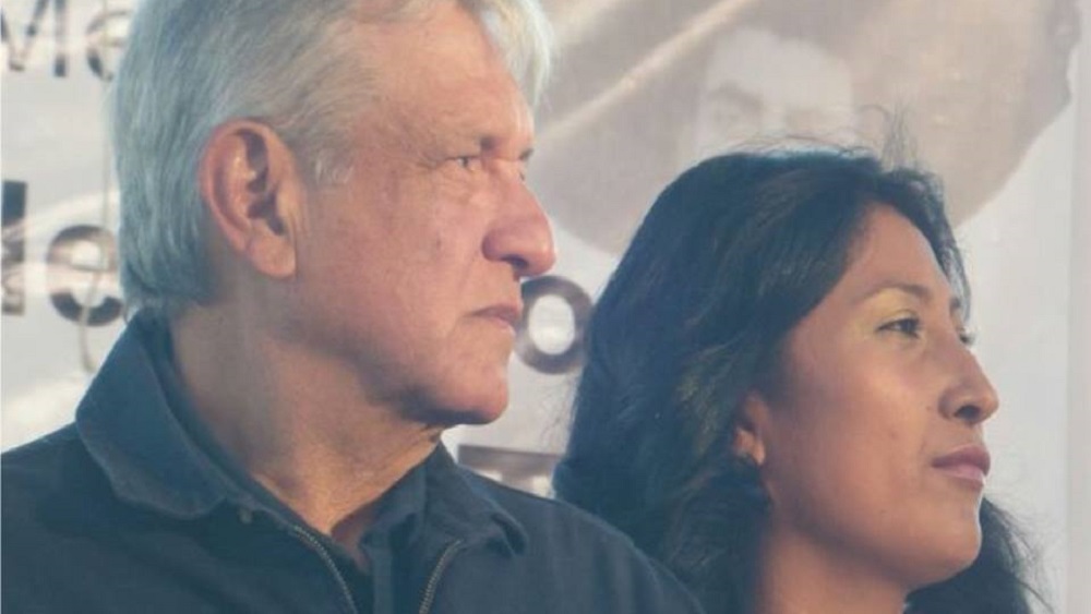 Niega Jesús Ramírez que diseñadora de modas sea parte del Conacyt - edith-arrieta-junto-a-amlo-durante-mitin-en-mila-alta