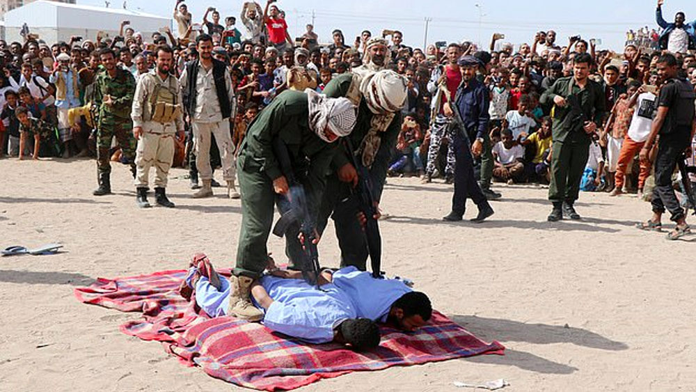 Ejecutan en público a dos hombres por violar a niño en Yemen