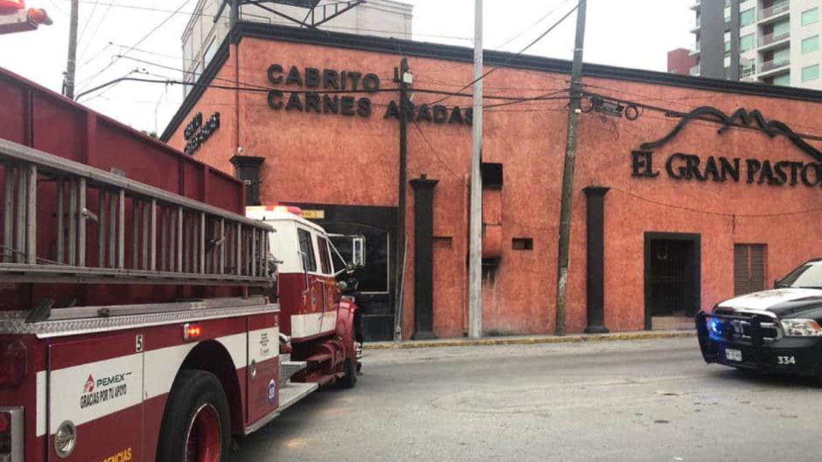 Desconocidos incendian restaurante en Monterrey