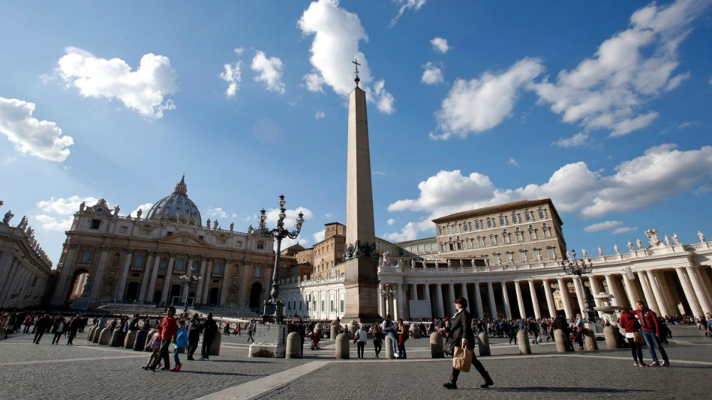 Vaticano admite existencia de reglamento secreto para sacerdotes con hijos: NYT