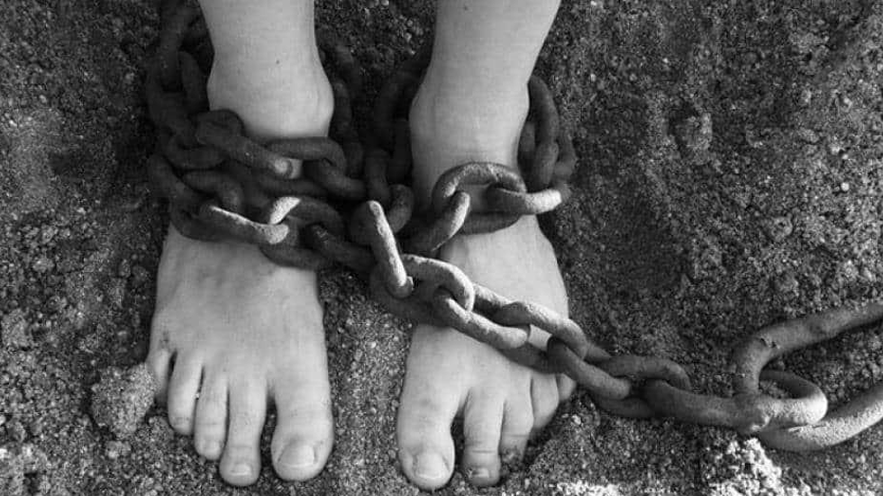 Encadenan a mujer para evitar que salga a beber