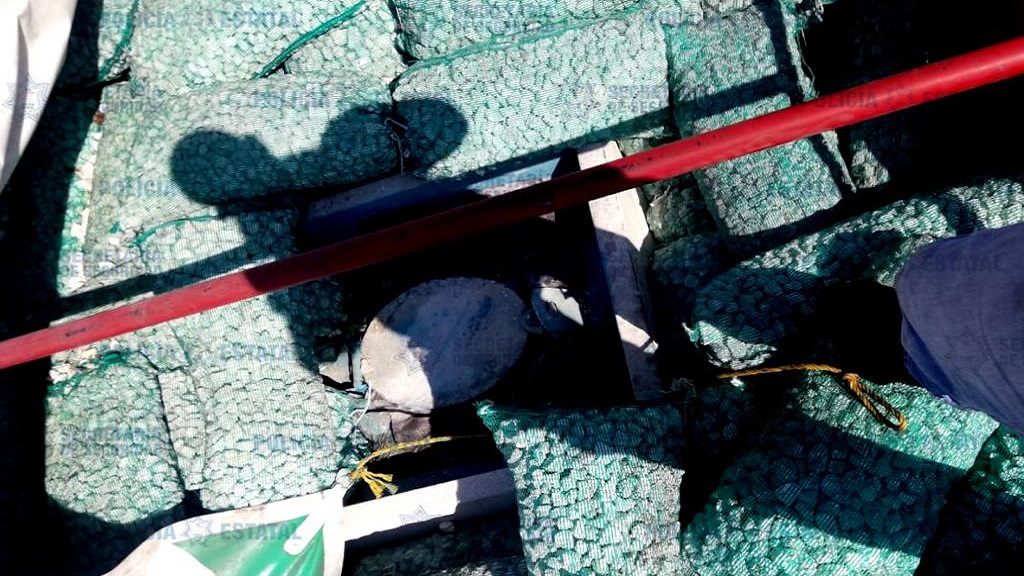 Aseguran a vendedor de gasolina robada en Ecatepec - entre-costales-de-piedra-pomez-la-ssem-encontro-el-combustible-ilegal