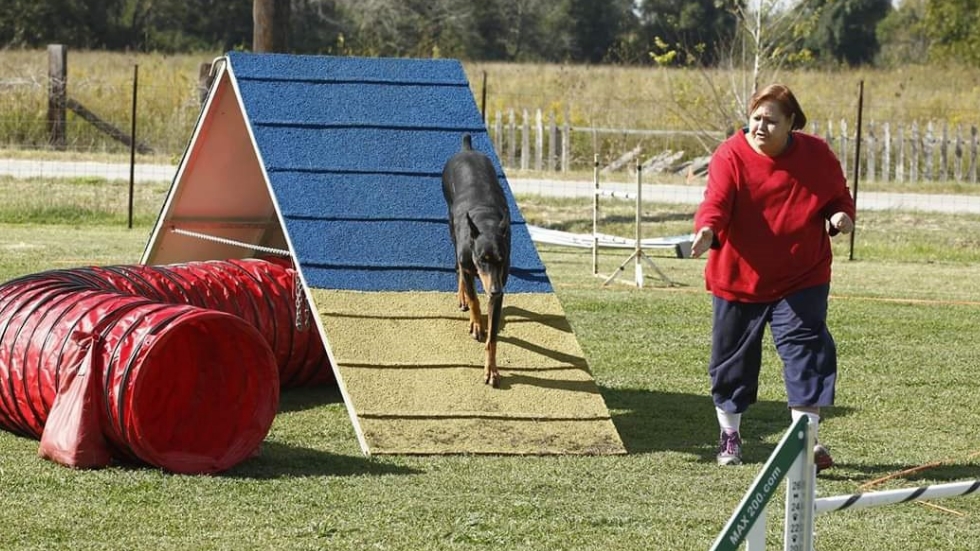 Hallan cuerpo de entrenadora con mordeduras de perro en Texas
