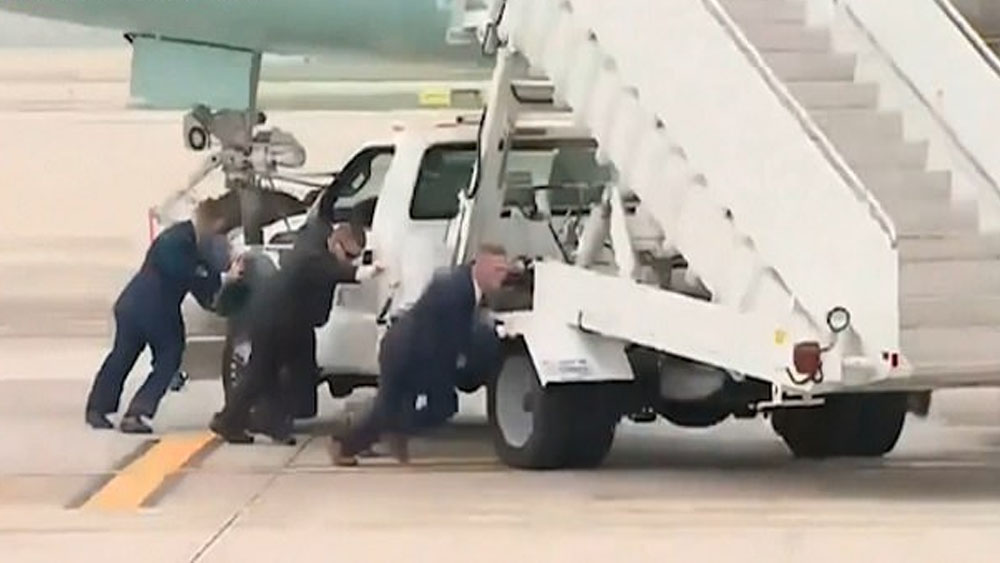 #Video Hombres quitan manualmente escaleras del Air Force One