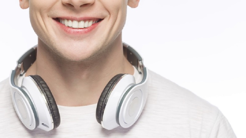 OMS emite reglamento sobre volumen de sonido en aparatos - escuchar-musica-con-audifonos