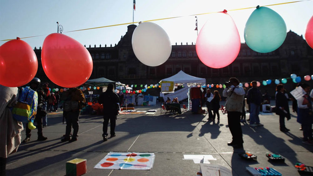 Trabajadoras de estancias infantiles protestan en el Zócalo