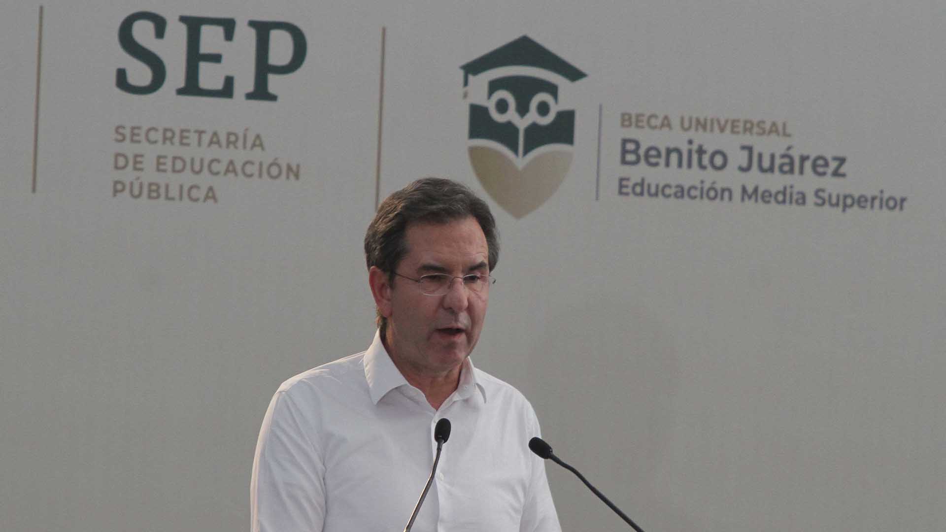 Beca universal combatirá deserción escolar en 3 de cada 10 jóvenes - esteban-moctezuma-en-entrega-de-becas