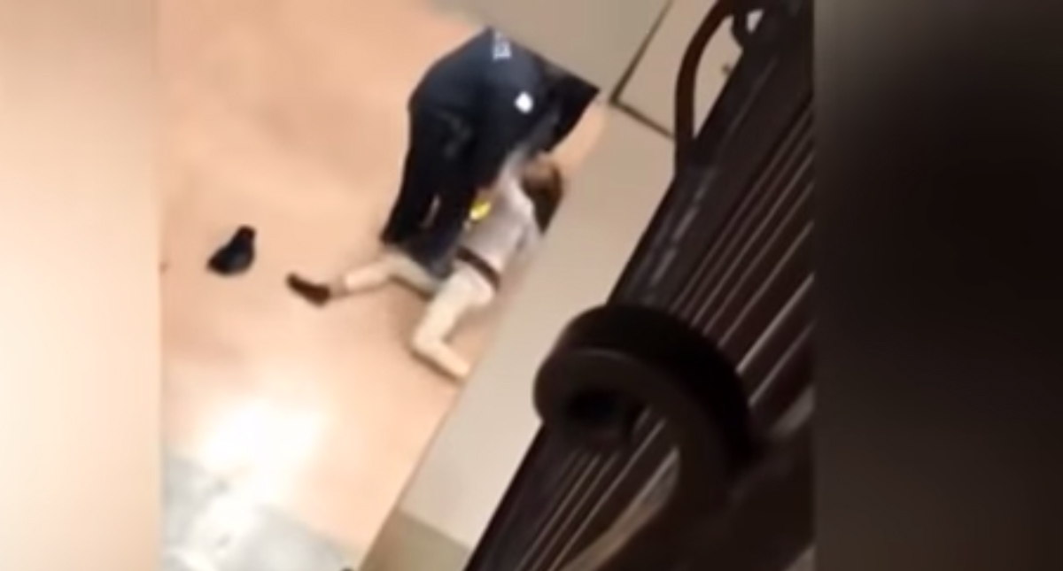 Policías atacan a estudiante con pistola eléctrica en escuela de Chicago