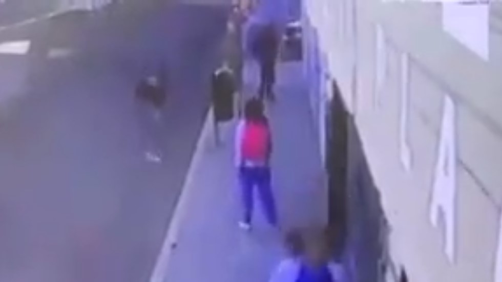 #Video Estudiante electrocuta a ladrón en Puebla