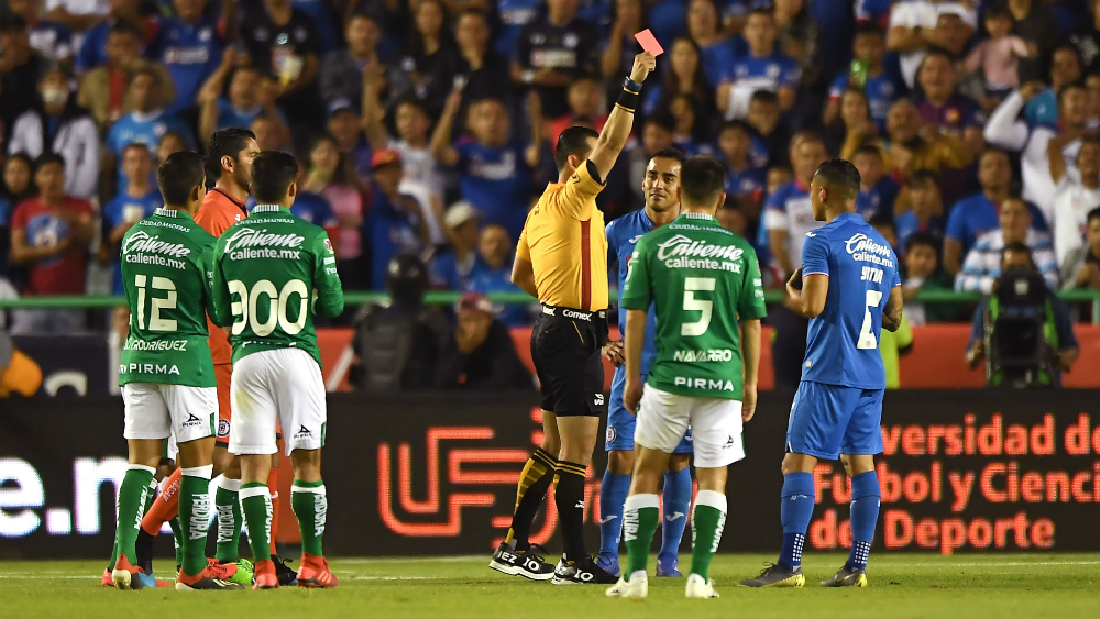 Cruz Azul presenta inconformidad por expulsión a Yoshimar Yotún Cruz Azul presenta inconformidad por expulsión a Yoshimar Yotún