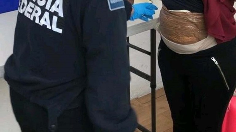 Descubren a mujer que fingió embarazo para ocultar heroína