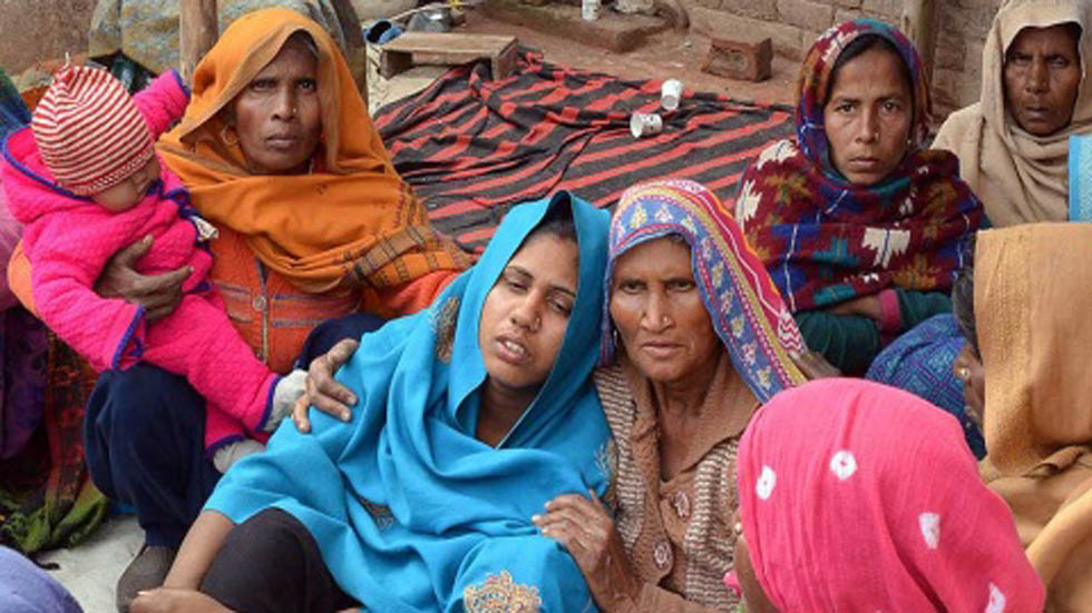 Alcohol adulterado mata a más de 100 personas en India - familiares-de-victimas