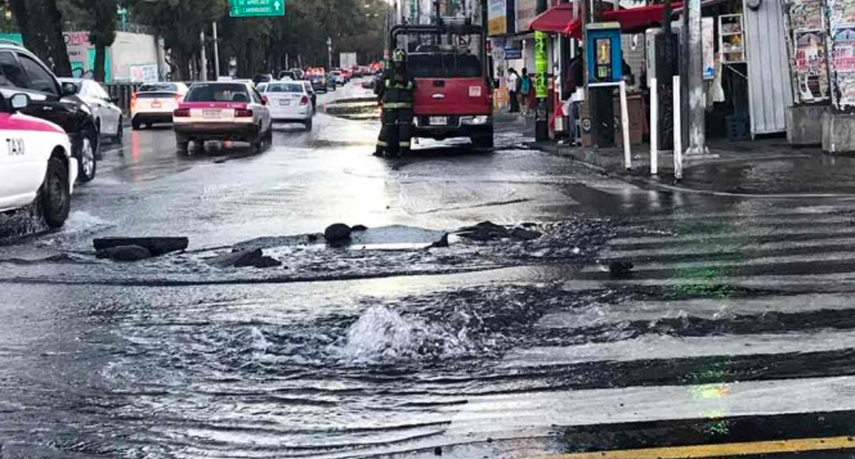 Se registra fuerte fuga de agua en Eje 8 Sur y Calzada de la Viga
