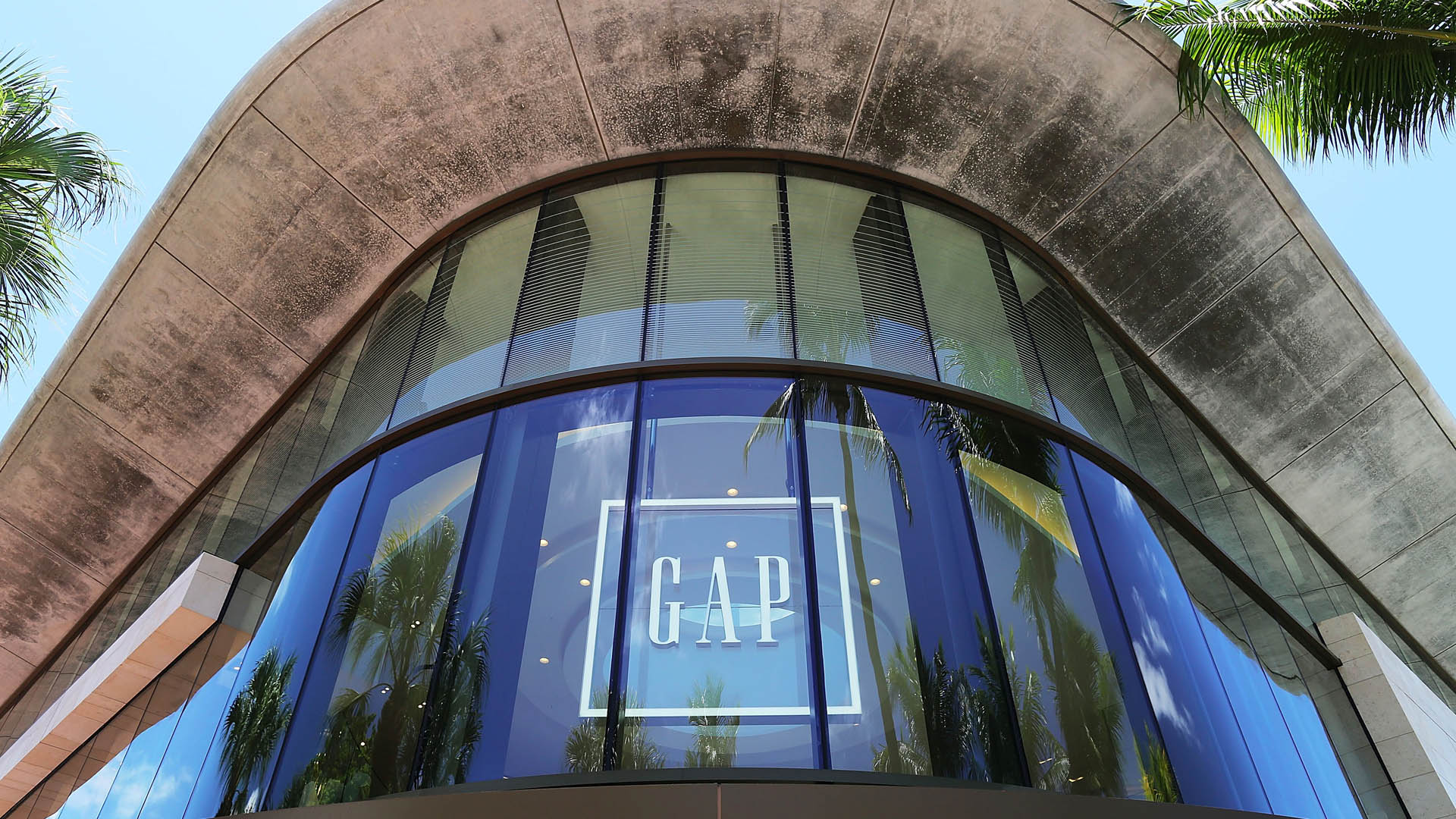 Gap se divide y cerrará tiendas para reducir gastos