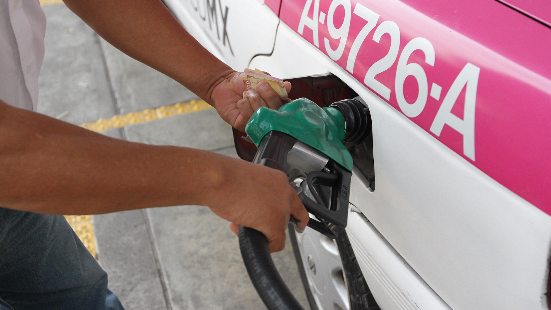 López Obrador reconoce incremento en precio de la gasolina Magna