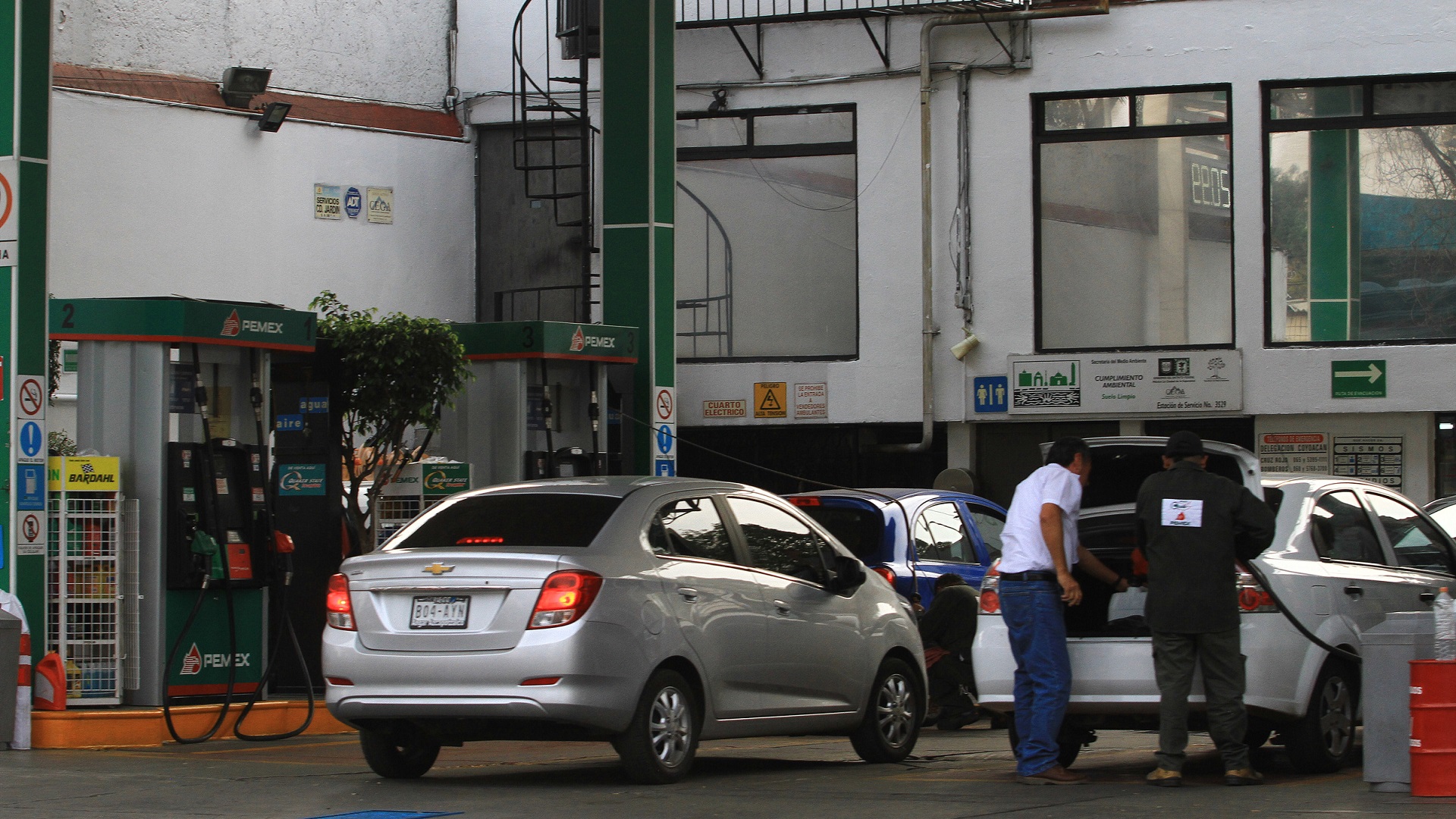 Profeco investiga a gasolineras por litros incompletos en contingencia