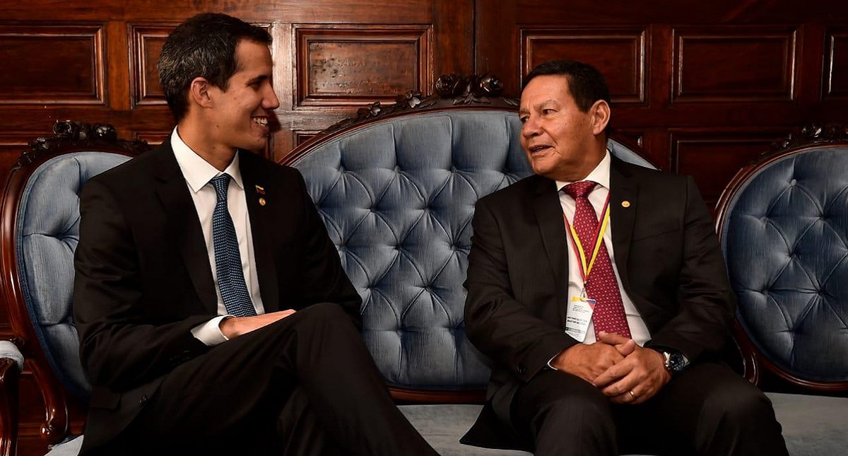 Brasil descarta cualquier 'solución militar' en Venezuela - hamilton-mourao-con-juan-guaido
