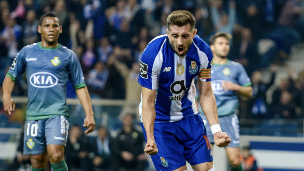 Héctor Herrera entra al Top 5 de extranjeros con más juegos en Porto