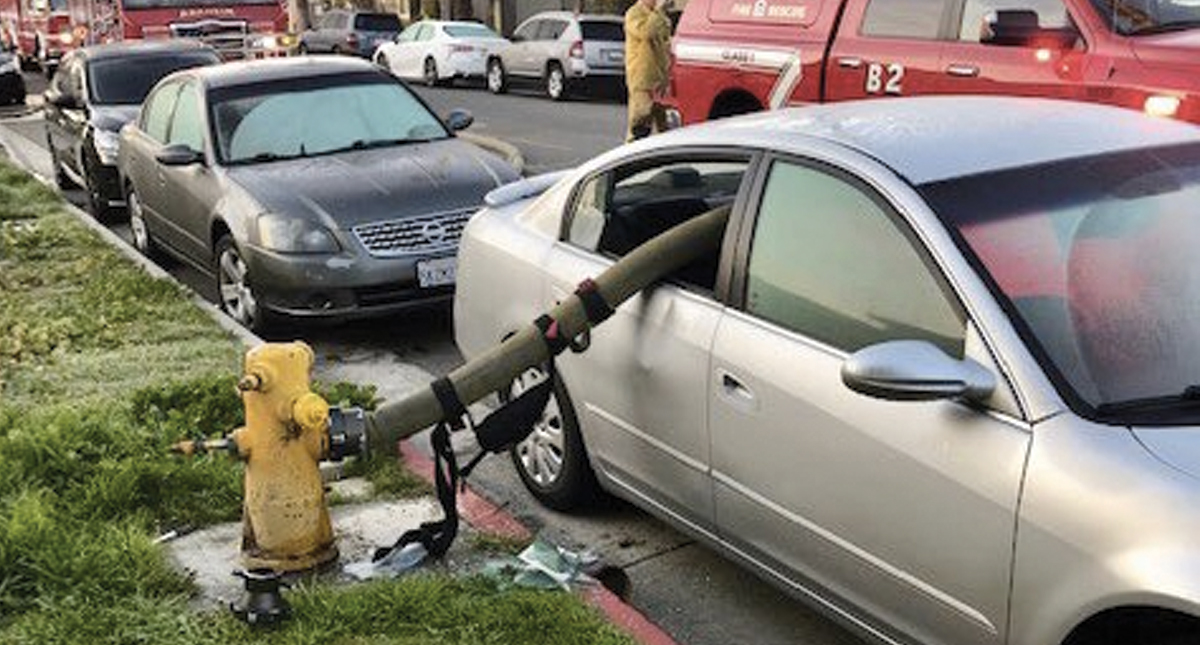 Bomberos muestran por qué no se debe estacionar cerca de un hidrante